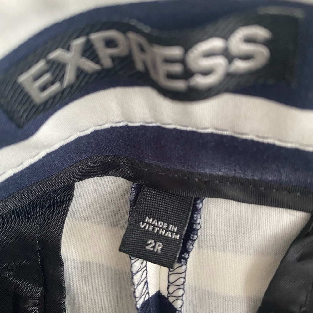 Express Woman’s Size 2R
Ankle Pant Navy White Striped
Sailor Mid Rise - Picture 6 of 6